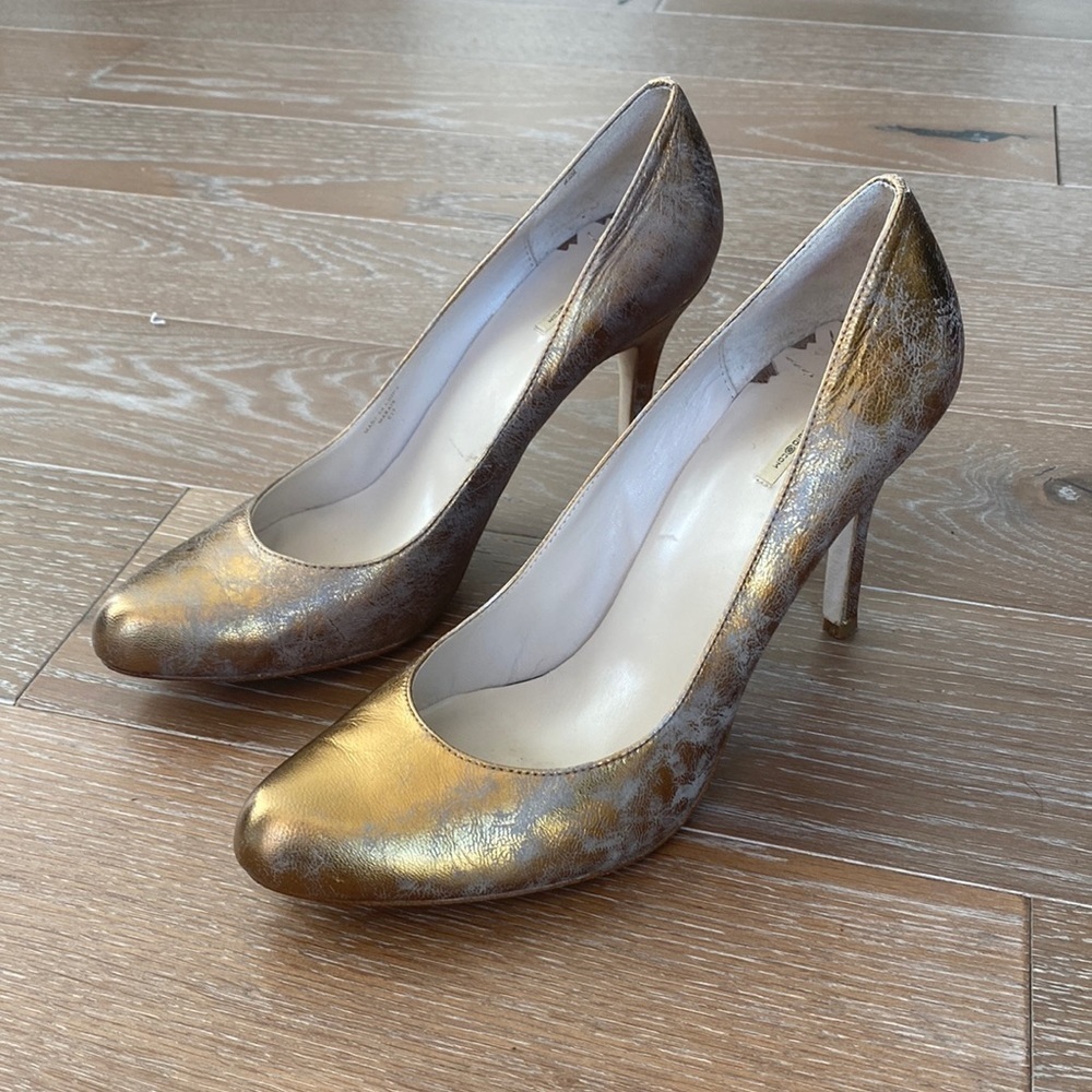 Max Studio Metallic Almond Toe Pump | Gold | 9M